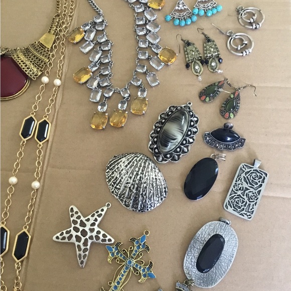 Large Lot of Women’s Fashion Jewelry (Pre-owned) - Picture 7 of 12